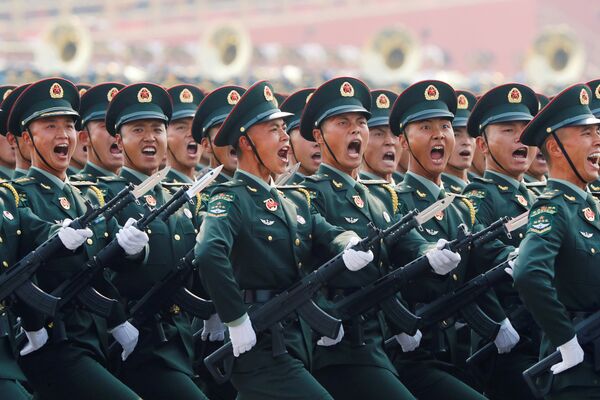 Солдаты армии Китая на военном параде в честь 70-летия образования КНР в Пекине  - Sputnik Узбекистан