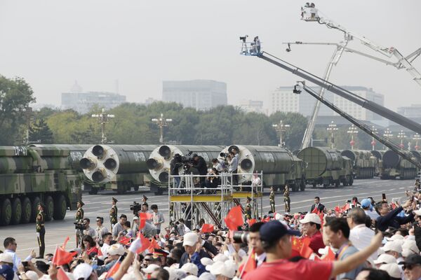 Журналисты фотографируют ракеты DF-41 и DF-5B на военном параде в честь 70-летия образования КНР в Пекине  - Sputnik Узбекистан