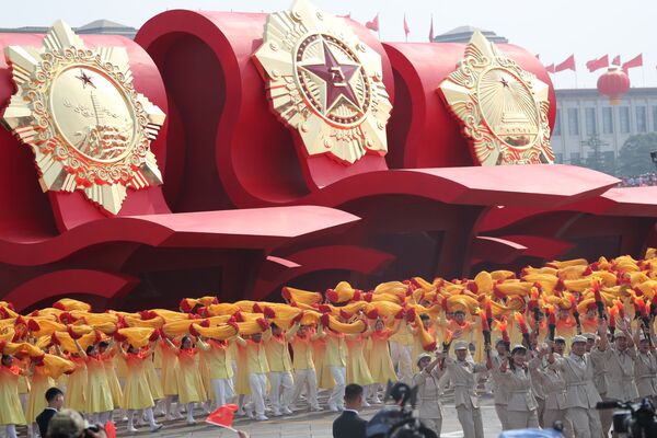 Участники военного парада в честь 70-летия образования КНР в Пекине  - Sputnik Узбекистан