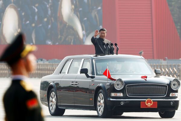 Президент Китая Си Цзиньпин на военном параде в честь 70-летия образования КНР в Пекине  - Sputnik Узбекистан