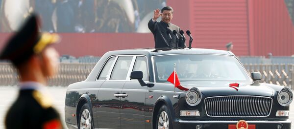 Президент Китая Си Цзиньпин на военном параде в честь 70-летия образования КНР в Пекине Президент Китая Си Цзиньпин на военном параде в честь 70-летия образования КНР в Пекине - Sputnik Ўзбекистон