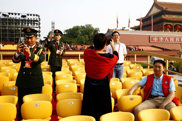 Делегаты до старта военного парада в честь 70-летия образования КНР в Пекине  - Sputnik Узбекистан