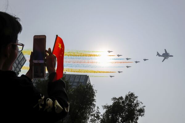 Фотографирование авиации на военном параде в честь 70-летия образования КНР в Пекине - Sputnik Узбекистан