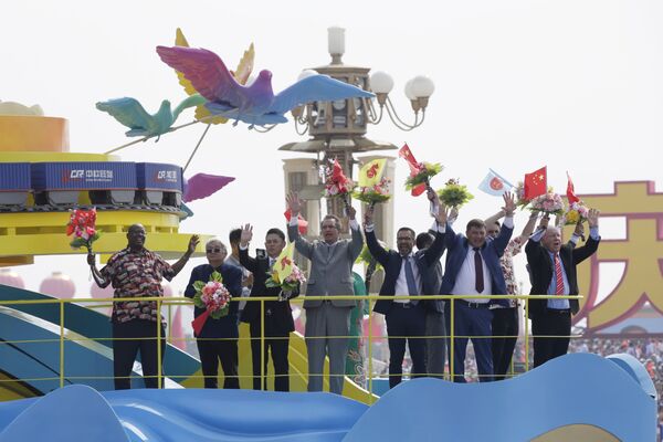 Иностранцы на военном параде в честь 70-летия образования КНР в Пекине - Sputnik Узбекистан
