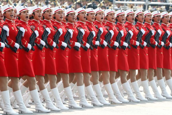Солдаты армии Китая на военном параде в честь 70-летия образования КНР в Пекине - Sputnik Узбекистан