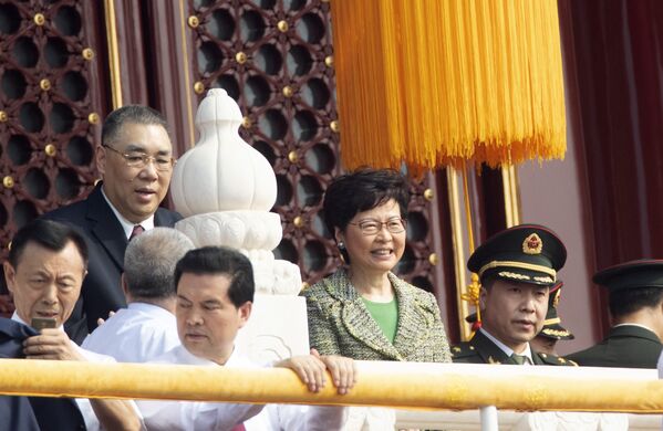 Глава администрации Гонконга Кэрри Лам на военном параде в честь 70-летия образования КНР в Пекине - Sputnik Узбекистан