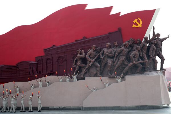 Артисты на военном параде в честь 70-летия образования КНР в Пекине - Sputnik Узбекистан