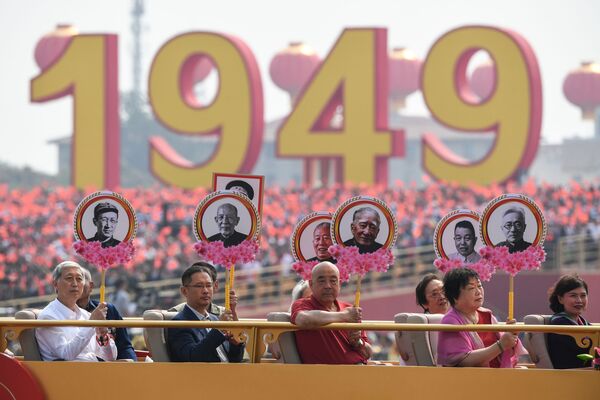 Родственники революционеров-мучеников на военном параде в честь 70-летия образования КНР в Пекине - Sputnik Узбекистан