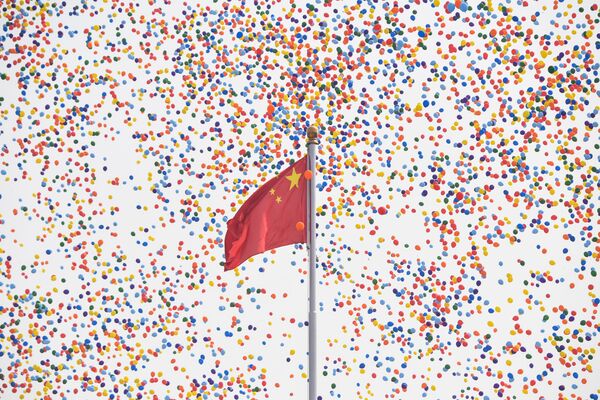 Запуск шаров в конце военного парада в честь 70-летия образования КНР в Пекине  - Sputnik Узбекистан