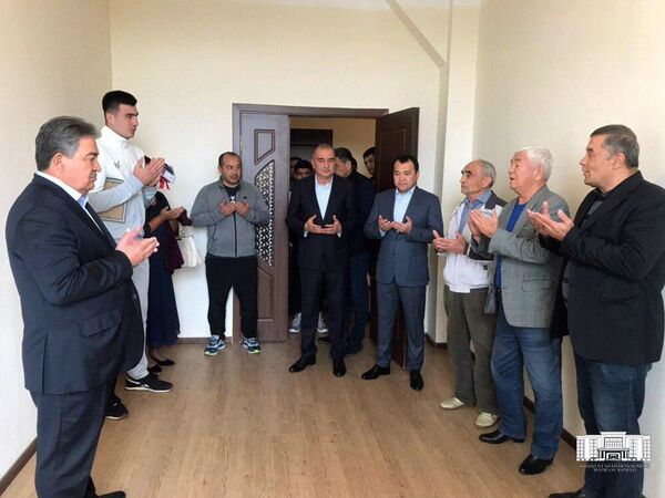 Боксчи Баҳодир Жалоловга Тошкентдан уй совға қилинди Боксчи Баҳодир Жалоловга Тошкентдан уй совға қилинди - Sputnik Ўзбекистон