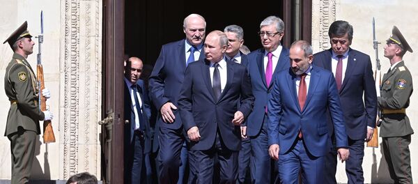 Президент РФ Владимир Путин перед церемонией совместного фотографирования глав делегаций государств-участников Высшего евразийского экономического совета (ВЕЭС) в Ереване. Справа - премьер-министр Армении Армении Никол Пашинян. Справа наоевр на втором плане -налево - президент Киргизии Сооронбай Жээнбеков и президент Казахстана Касым-Жомарт Токаев. Слева на втором плане - президент Белоруссии Александр Лукашенко. - Sputnik Узбекистан