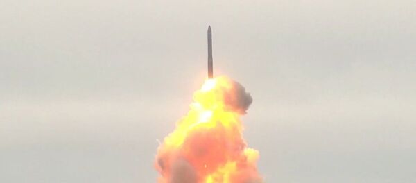 Испытательный пуск межконтинентальной баллистической ракеты Тополь-М на космодроме Плесецк Испытательный пуск межконтинентальной баллистической ракеты Тополь-М на космодроме Плесецк - Sputnik Узбекистан