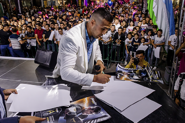 Шахрам Гиясов встретился с поклонниками на ташкентском Бродвее - Sputnik Узбекистан