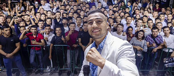 Шахрам Гиясов встретился с поклонниками на ташкентском Бродвее Шахрам Гиясов встретился с поклонниками на ташкентском Бродвее - Sputnik Узбекистан