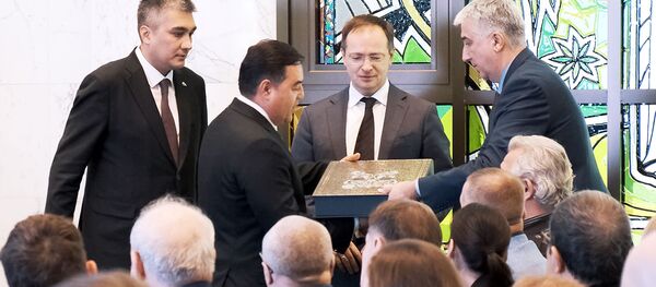 Глава Узбеккино вручил Мединскому шикарный подарок - Sputnik Ўзбекистон