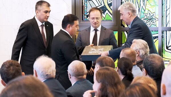 Глава Узбеккино вручил Мединскому шикарный подарок - Sputnik Узбекистан