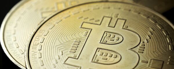 Сувенирная монета криптовалюты биткойн - Sputnik Узбекистан