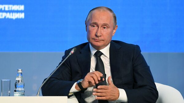 Президент РФ В. Путин принял участие в третьем Международном форуме Российская энергетическая неделя - Sputnik Узбекистан