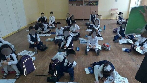 Дети в школе на полу - Sputnik Узбекистан