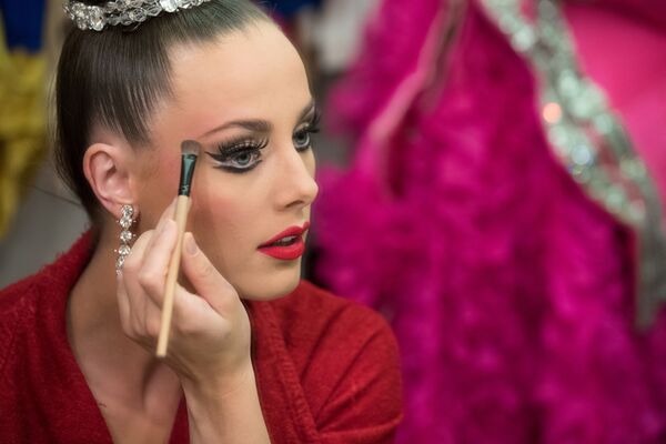 Танцовщица Мулен Руж Клодин Ван Ден Берг наносит макияж перед выходом на сцену - Sputnik Узбекистан