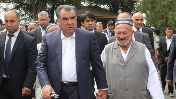 Xodji Kamol Madumarov i prezident Tadjikistana Emomali Raxmon - Sputnik O‘zbekiston