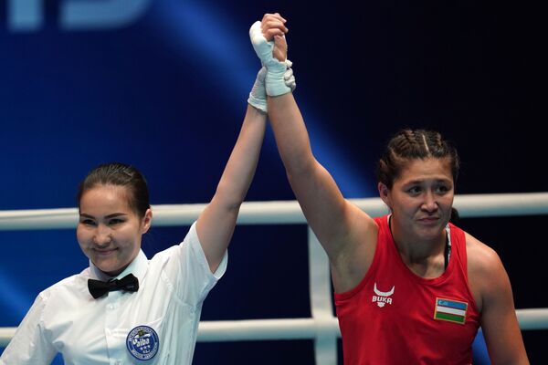 Слева направо: Шахноза Юнусова (Узбекистан), победившая в предварительном поединке с Идимох Кхоловой  (Таджикистан) - Sputnik Узбекистан