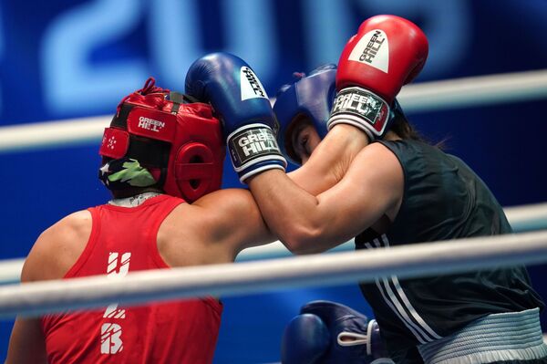 Третья узбекистанка вышла в 1/8 ЧМ по боксу в Улан-Удэ - Sputnik Узбекистан