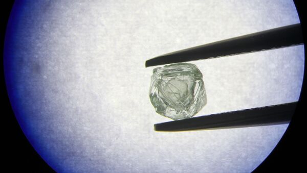 В Якутии обнаружен уникальный алмаз-матрешка - Sputnik Узбекистан