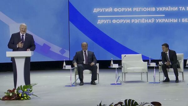 Зеленский напугал Лукашенко на встрече в Житомире - видео - Sputnik Узбекистан