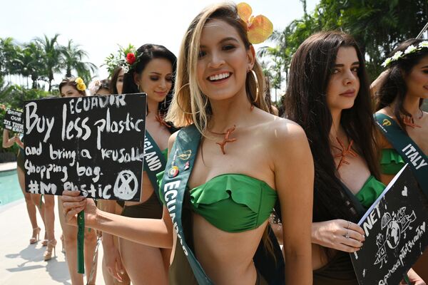 Претендентка из Эквадора на звание Мисс Земля 20019 с плакатом в защиту планеты - Sputnik Узбекистан