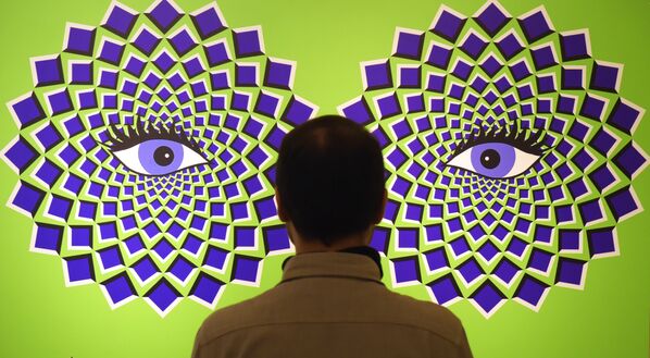 Мужчина на выставке Tricked! - The spectacular illusion exhibition в замке Аугустусбур в Германии - Sputnik Узбекистан