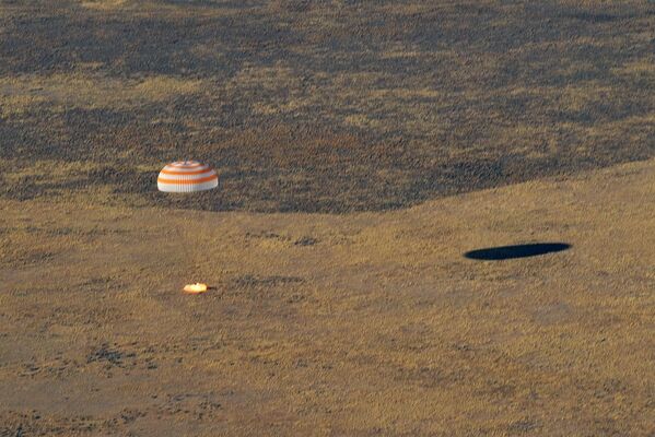 Посадка спускаемого аппарата пилотируемого космического корабля Союза МС-12 с тремя членами экипажа МКС - Sputnik Узбекистан