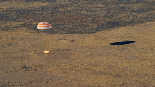 Посадка спускаемого аппарата пилотируемого космического корабля Союза МС-12 с тремя членами экипажа МКС - Sputnik Узбекистан