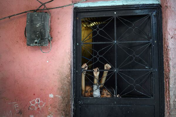 Дети играют в трущобах Петаре в Каракасе, Венесуэла. - Sputnik Узбекистан