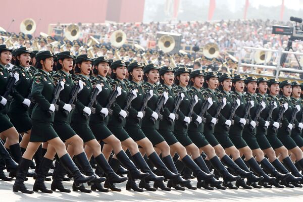 Солдаты Народно-освободительной армии (НОАК) маршируют во время военного парада, посвященного 70-й годовщине основания Китайской Народной Республики, в Пекине - Sputnik Узбекистан