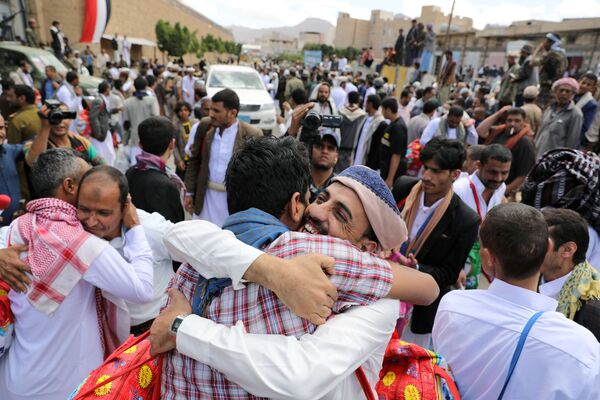 Заключенные обнимают родственников после того, как хуситы освободили их из центральной тюрьмы Саны, Йемен - Sputnik Узбекистан