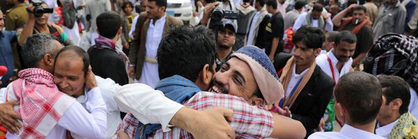 Zaklyuchennie obnimayut rodstvennikov posle togo, kak xusiti osvobodili ix iz sentralnoy turmi Sani, Yemen - Sputnik O‘zbekiston