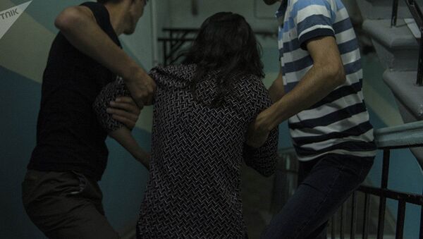 Девушку насильно уносят из подъезда. Иллюстративное фото - Sputnik Узбекистан