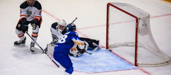 Дома стены помогают: Хумо разгромил Ермак в матче ВХЛ - видео Дома стены помогают: Хумо разгромил Ермак в матче ВХЛ - видео - Sputnik Узбекистан