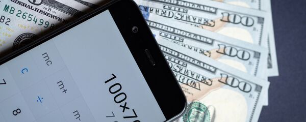 Калькулятор и купюры американских долларов Калькулятор и купюры американских долларов - Sputnik Ўзбекистон