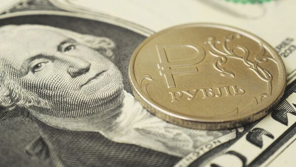 Монета номиналом один рубль на банкноте один доллар США - Sputnik Узбекистан