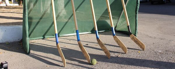 Хоккейные клюшки и теннисный мяч - Sputnik Узбекистан