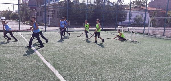 Без шайбы, льда, коньков и правил: узбекский хоккей возродят по-махаллински - Sputnik Узбекистан