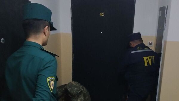 Спасатели пришли на помощь детям, закрытым в квартире в Термезе - Sputnik Ўзбекистон
