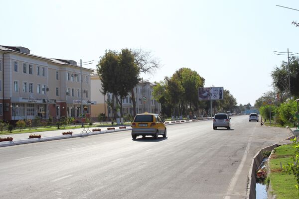 Несмотря на октябрь, в Термезе жарко. Машин мало, да и люди выходят на улицы ближе к вечеру. - Sputnik Узбекистан