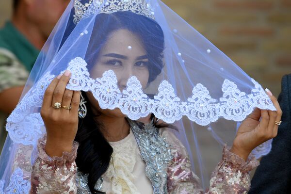 Невеста в национальной свадебной фате. - Sputnik Узбекистан