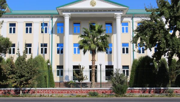 Если бы не герб Узбекистана, то можно подумать, что это один из ближневосточных городов - Sputnik Узбекистан