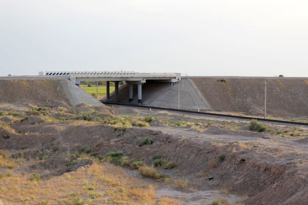Железная дорога рядом с границей Афганистана. - Sputnik Узбекистан