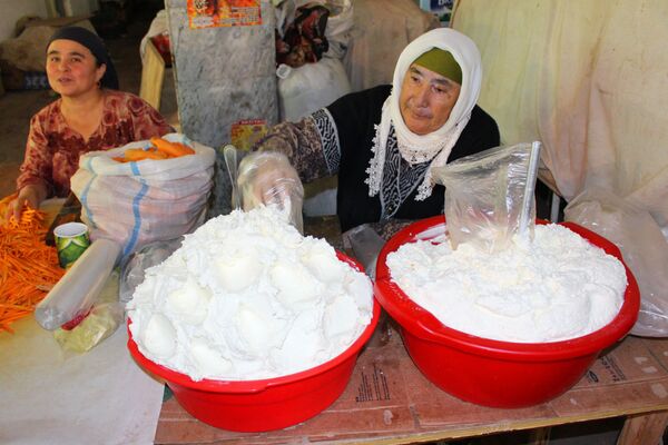 Женщина продает сузьму (чакки, кисломолочный продукт) на одном из рынков Термеза. - Sputnik Узбекистан