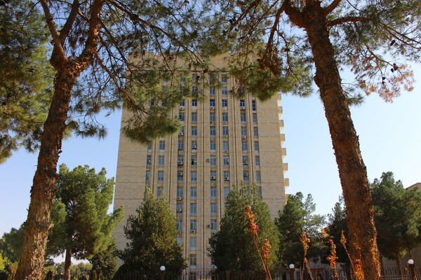 Массивное здание хокимиата Термеза — архитектурное наследие советской эпохи. - Sputnik Узбекистан